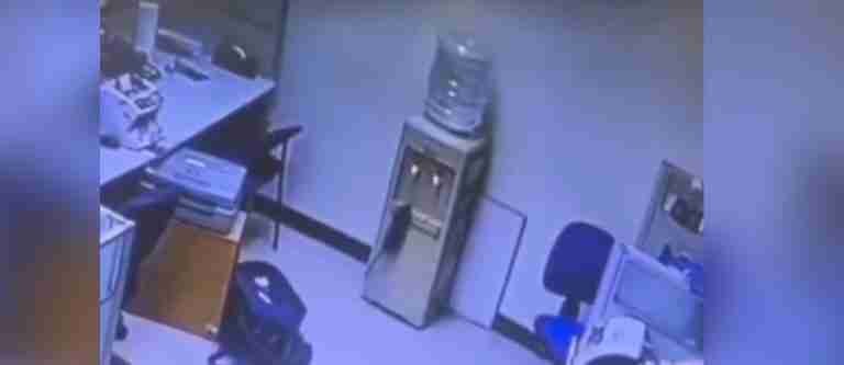 ¿Se nos quitó la sed? Captan a una rata mientras bebe del dispensador de agua en una empresa