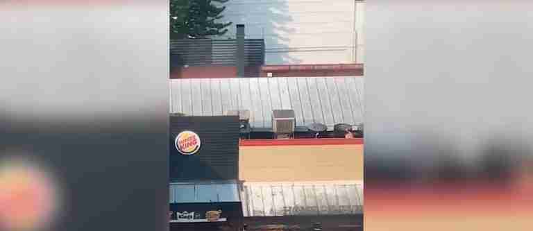 ¡Qué asco! Indignación por un hombre bañándose desnudo en tanques de agua de Burger King