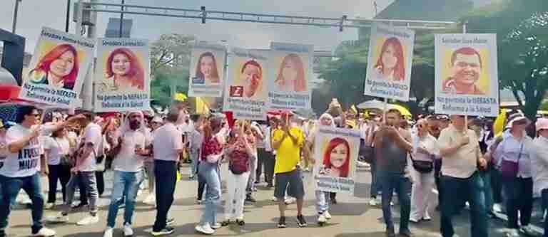 Con cartel en mano, ciudadanía pide compromiso de congresistas