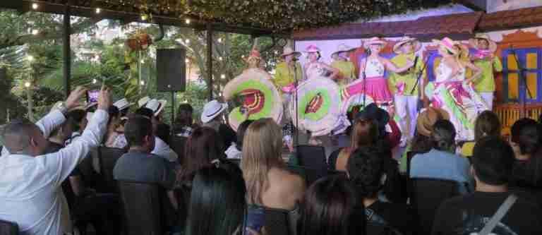 A través de la música, turistas conocen tradiciones colombianas en centro cultural de Medellín