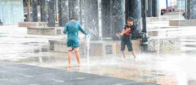 Regresaron los chorros de agua al Parque de Las Chimeneas en Itagüí