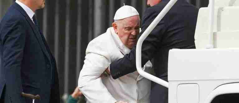 Problemas de salud del Papa Francisco continúan afectándolo y no pudo subirse al ‘papamóvil’