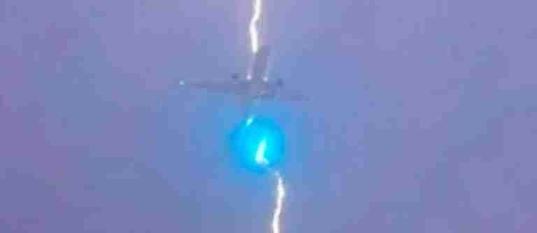 Avión es impactado por un rayo en pleno despegue