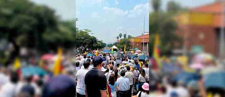 “Patria o Petro”, el grito que resuena en la marcha de Medellín