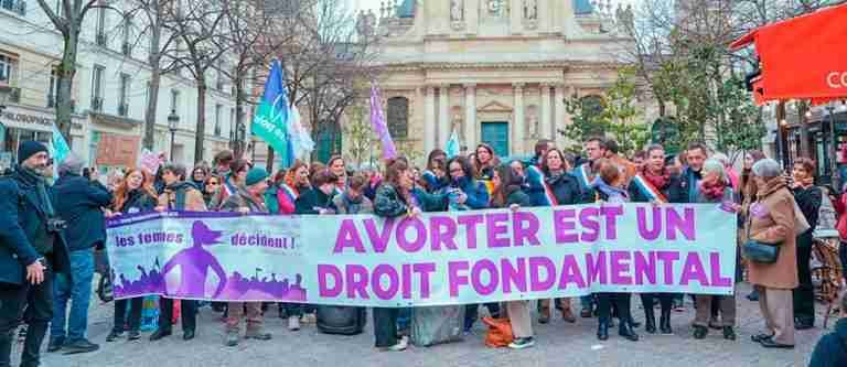 Oficial: El aborto es un derecho constitucional en Francia