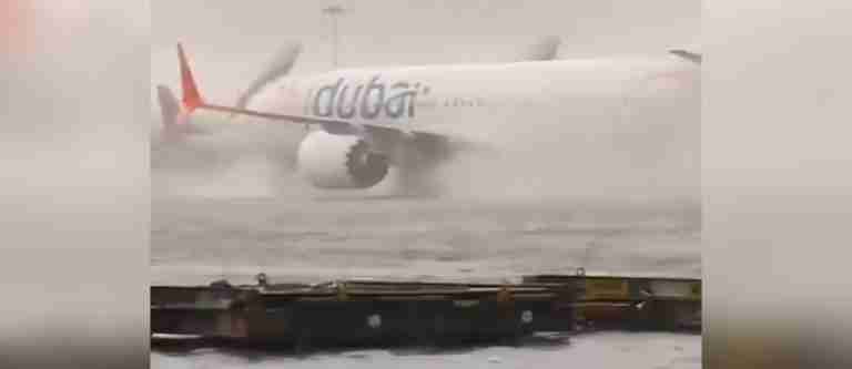 En Dubái un fuerte aguacero dejó al menos 18 víctimas mortales y el cierre del aeropuerto por inundaciones