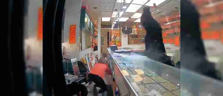 Persisten los saqueos en EE. UU.: encapuchados roban joyería en el barrio chino de Oakland