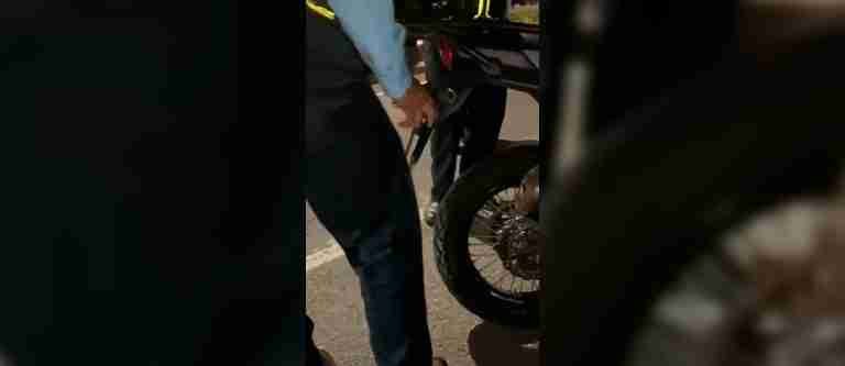 Un conductor de moto denunció que un agente de tránsito de Medellín le dañó intencionalmente su automotor para imponer un comparendo