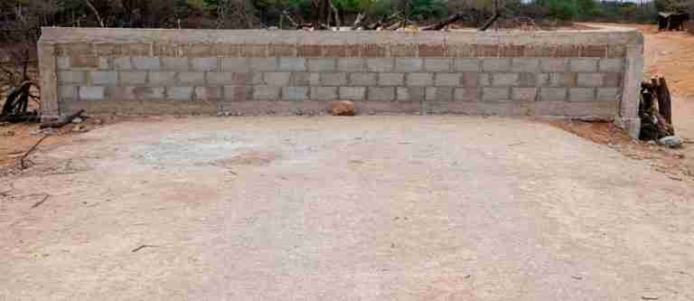 Construyen un muro en mitad de una vía en la Alta Guajira