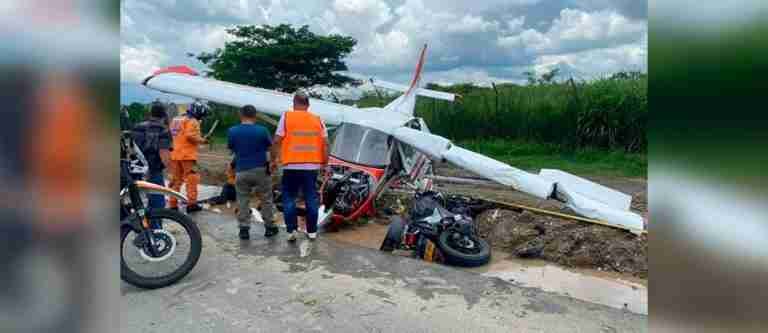¡De no creer! Avioneta impacta una moto en la vía Panamericana