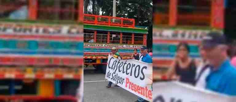 Los cafeteros se tomaron varías vías del país para protestar por la crisis que vive el sector