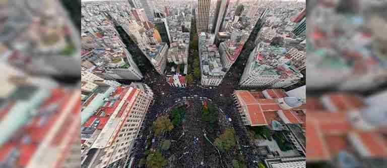 Masivas manifestaciones en defensa de la universidad pública en Argentina
