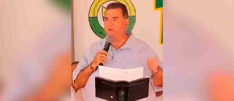 Alcalde de Sabanalarga pierde los pantalones en evento público