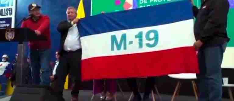 Gustavo Petro pidió exhibir la bandera del M-19 en evento público