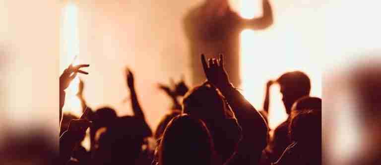 Nuevo estudio revela que escuchar música rock podría hacerte más inteligente