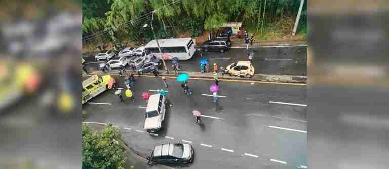 Bus sin control generó fuerte accidente en el Poblado