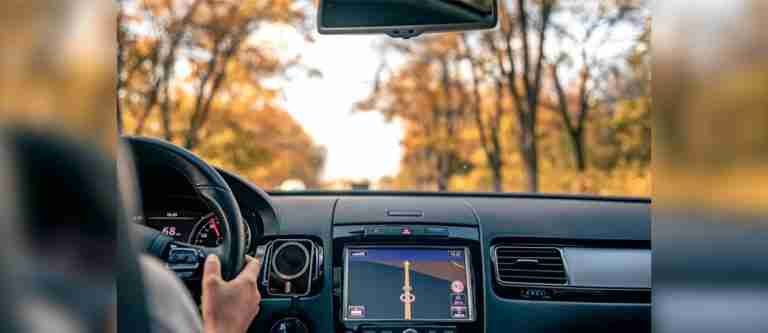 ¡Evite multas! Reglas sobre el uso de pantallas en carros en Colombia