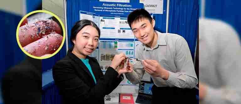 Dos jóvenes son premiados por inventar dispositivo que filtra microplásticos del agua 