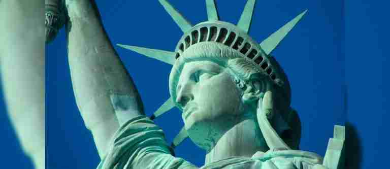Hombre construye réplica de la Estatua de la Libertad en su azotea tras rechazo de visa americana