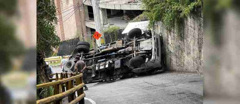 ¡Otra vez! Accidente en la loma San José de Sabaneta generó el cierre temporal de esta problemática vía de Sabaneta