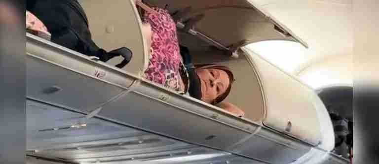 ¡De no creer! Pasajera es sorprendida durmiendo en compartimiento superior de un avión