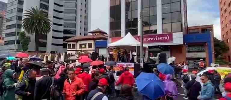 ¡Renuncie! Maestros protestan