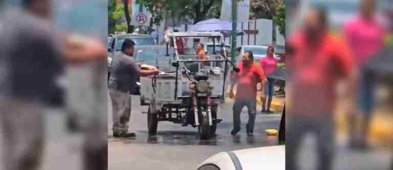 Hombre apaga moto incendiada con una Coca Cola, ¿qué no puede hacer este producto?
