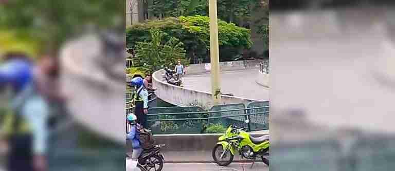 Un motociclista se salió de la vía en el Puente de la Madre Laura y cayó al vacío