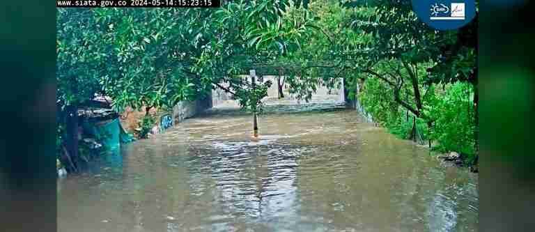 El fuerte aguacero en Medellín inundó de nuevo el deprimido de la Feria