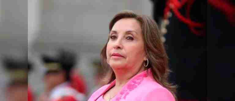 Denuncian a la Presidenta de Perú, Dina Boluarte, por ausencias del cargo para supuestas cirugías estéticas