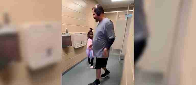 Padre preocupado por la seguridad de su hija, decide acompañarla al baño, pero se enfrenta con su mayor miedo
