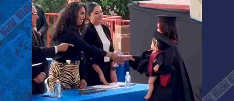 ¡De admirar! Con hija en brazos, mujer logra completar su sueño universitario
