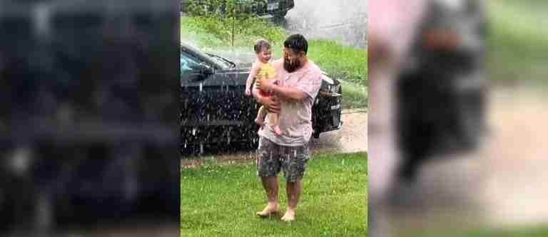 Un baile bajo la lluvia: padre e hija conquistan redes con su ternura