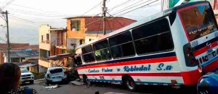 En Bello un bus sin frenos arrolló una pareja que viajaba en moto
