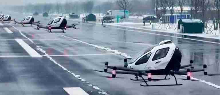 ¿Llegó el futuro? China presenta una flota de taxis voladores eléctricos de despegue y aterrizaje vertical