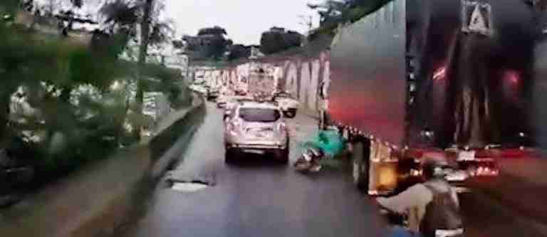 Esta imprudencia, que ha generado tantos accidentes, hoy cobró la vida de un motociclista