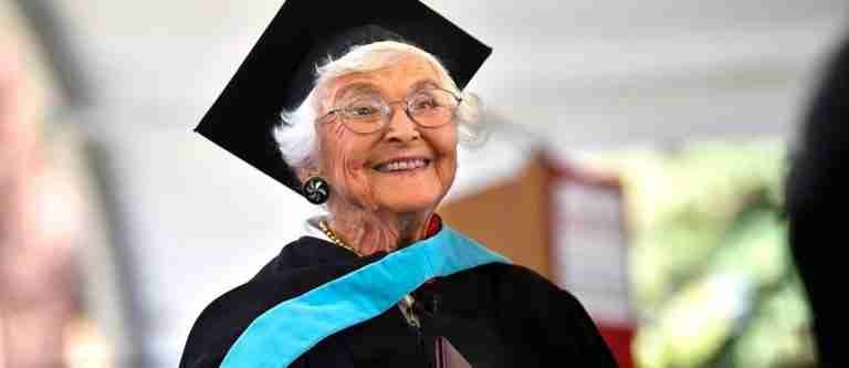 Sueño cumplido: bisabuela de 105 años obtiene su maestría 