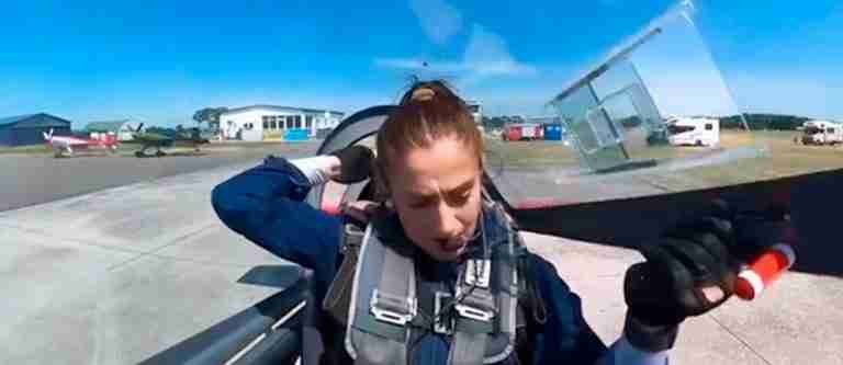 La cabina se abre en el aire: el escalofriante vuelo de una piloto 