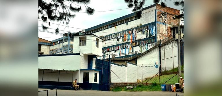 Familiares de presos marchan en Medellín para exigir mejoras en las cárceles