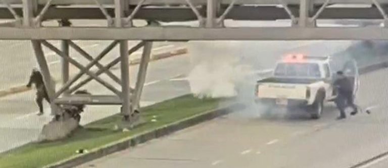 Investigan a policías que dispararon contra encapuchados durante disturbios en Bogotá