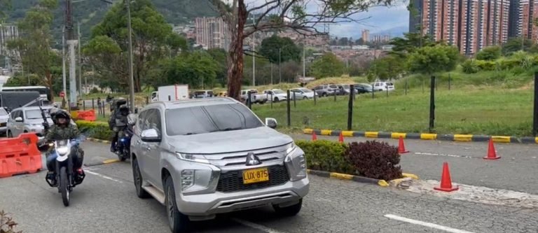 Una caravana que acompaña a 7 camionetas de la UNP acaba de ingresar al Batallón Pedro Nel Ospina de Bello