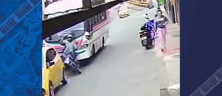 ¿Qué le pasó al conductor del bus? Arrolló una moto y se estrelló contra un taxi