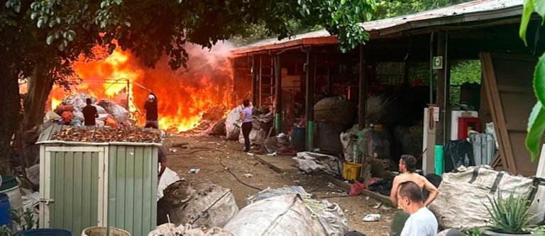Voraz incendio en San Cristóbal, cerca a un jardín de niños 