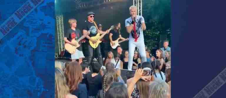 Jake, el joven guitarrista que conquistó al público en un concierto de Rock