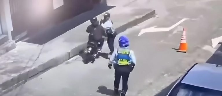 Qué imprudencia la del motociclista y la del agente de tránsito