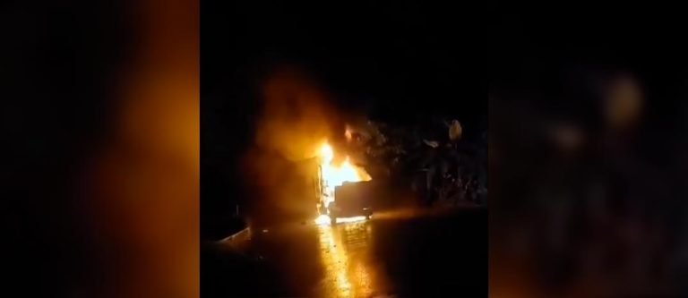 En Valdivia quemaron varios vehículos de carga y un bus