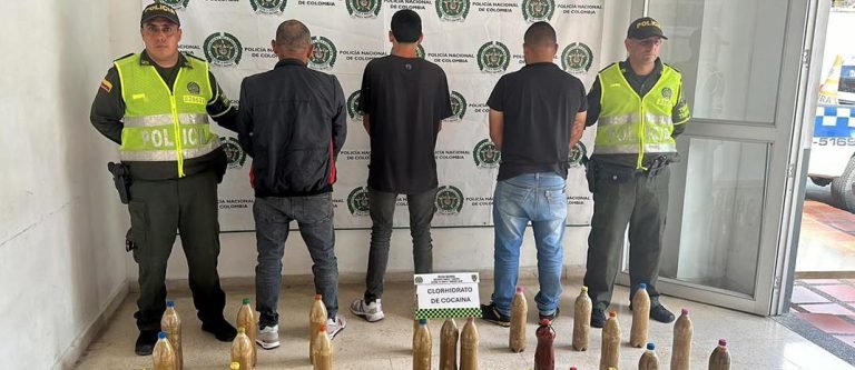Tenían camuflado 50 kilos de base de coca en una camioneta 