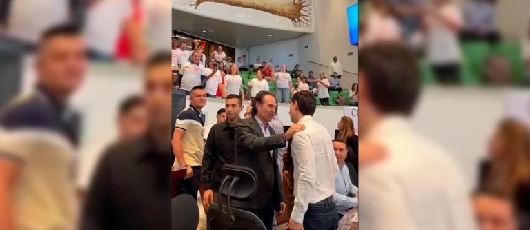 Acalorado saludo entre el concejal Juan Upegui y el alcalde de Medellín en el Concejo
