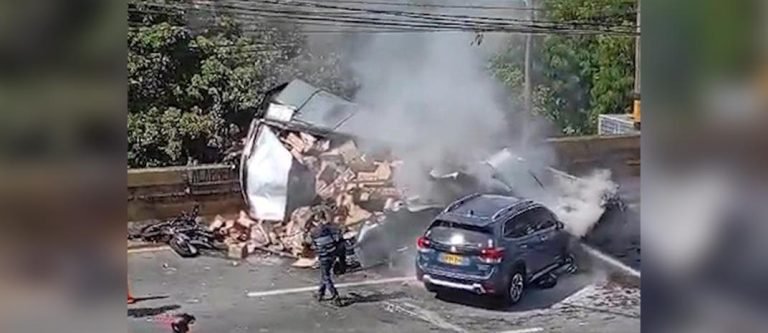 Grave accidente en Copacabana con camión de carga dejó dos personas muertas