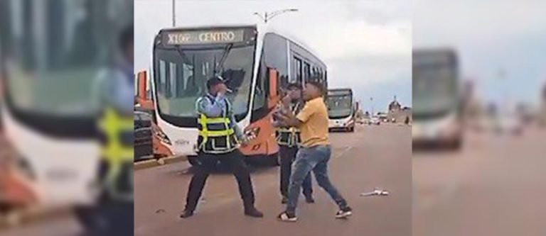 ¡Bochornoso! Agente de tránsito y taxista se enfrentan en el Centro Histórico de Cartagena